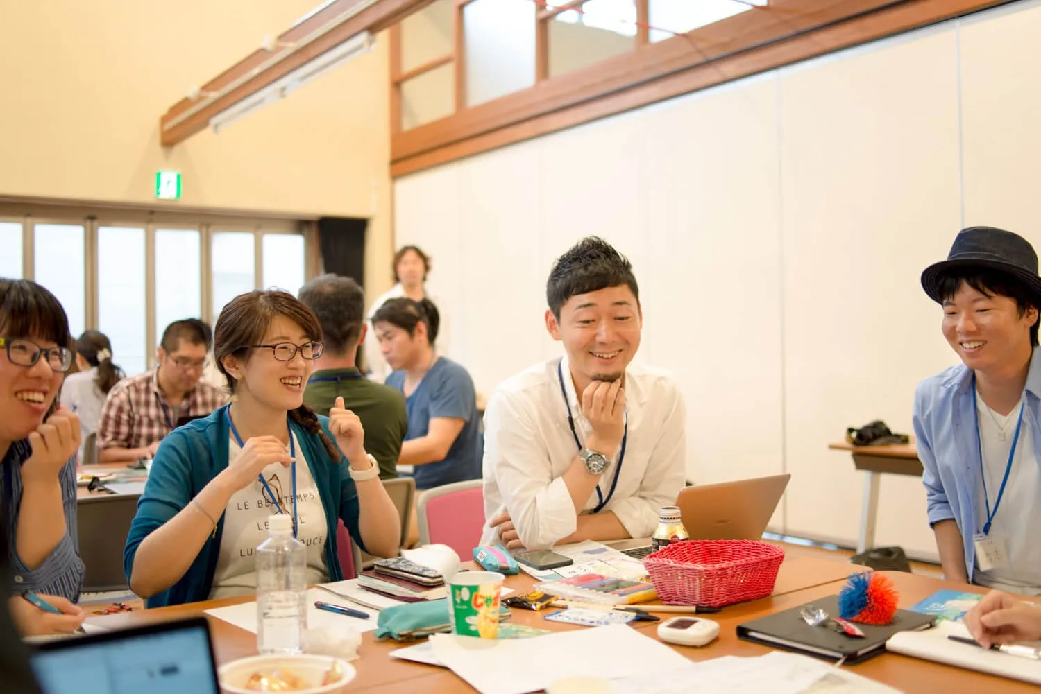 テーブルを囲み、笑い合いながら話す鳥取メディア研究部の参加者